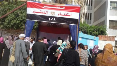 بالصور.. تكدس وازدحام المواطنين للإدلاء بإصواتهم أمام لجان دار السلام