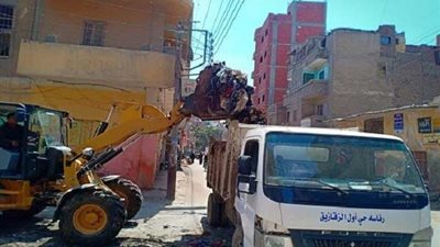 البيئة ترفع المخلفات بأحد شوارع الزقازيق استجابة لشكاوى المواطنين