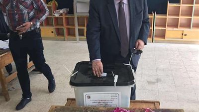 رئيس حزب المؤتمر يدلي بصوته في الاستفتاء على التعديلات الدستورية