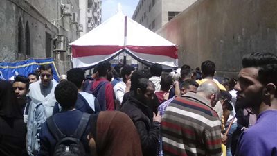 تزايد أعداد الناخبين المتوافدين على لجان الاستفتاء بحدائق القبة