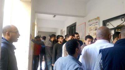 إقبال كبير من الشباب على صناديق الاستفتاء بمجمع الملك فهد بمدينة نصر