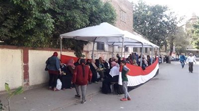 إقبال المواطنين للمشاركة في آخر أيام الاستفتاء بالمعادي |صور
