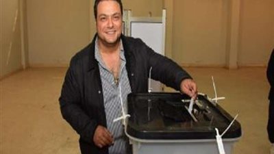 الفنان مراد مكرم يدلي بصوته في الاستفتاء بالزمالك