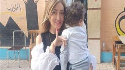 ريهام سعيد تدلي بصوتها في الاستفتاء على الدستور بصحبة نجلها