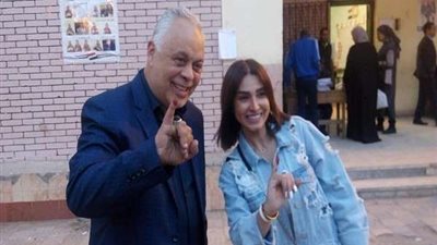 روجينا وأشرف زكي داخل لجنة الاستفتاء على العرس الدستوري |صور