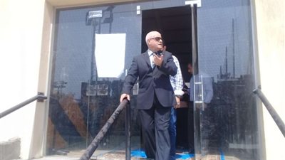 بالصور.. رئيس حي البساتين يعاين مقر لجنة الفرز بمركز شباب صقر قريش