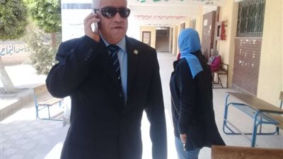 بالصور.. رئيس حي البساتين يتفقد لجان الاقتراع فى أخر أيام الاستفتاء