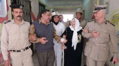 قوات الشرطة تساعد المرضى وذوي القدرات الخاصة على التصويت في الاستفتاء