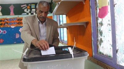 محمد عطا الله يدلي بصوته في الاستفتاء علي التعديلات الدستورية بمدينة نصر