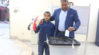 حاتم القاضي يدلي بصوته في الاستفتاء علي التعديلات الدستورية بمدينة نصر