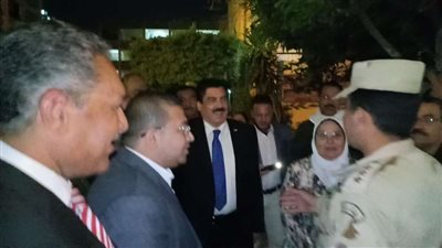محافظ القليوبية يقدم الورود لقوات تأمين لجان الاستفتاء بشبرا