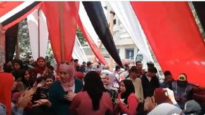 حشود مكثفة من الشباب والفتيات بمدرسة نهضة مصر للاستفتاء على تعديلات الدستور