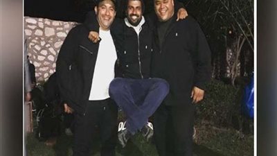 شاهد.. المخرج محمد سامي برفقه أحمد السقا لاستكمال تصوير 