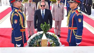 السيسي يزور النصب التذكاري للجندي المجهول بمناسبة احتفالات تحرير سيناء