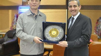 بالصور.. رئيس جامعة قناة السويس يستقبل نائب وزير الزراعة الصيني