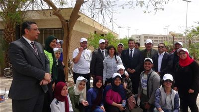 رئيس جامعة المنيا يشارك الطلاب فعاليات الأسبوع البيئي