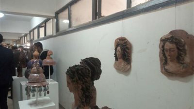 رئيس جامعة المنيا يفتتح معرض 