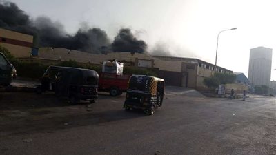 بالصور.. السيطرة على حريق نشب بمخلفات داخل مصنع 