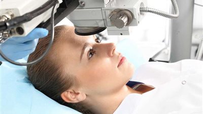 منها جفاف العين.. تعرف على مخاطر عملية تصحيح النظر