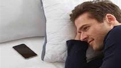ترك الهاتف تحت الوسادة أثناء النوم يصيبك بأورام المخ