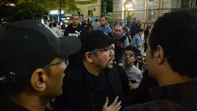 هشام عباس يتصدر تريند جوجل بسبب الضحك فى عزاء والدته