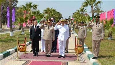 قيادات إسماعيلية يضعون أكاليل الزهور على النصب التذكاري لشهداء الجيش