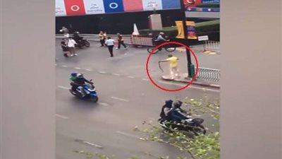 بالفيديو.. رجل يهدد المارة بالأفاعى فى تايلاند