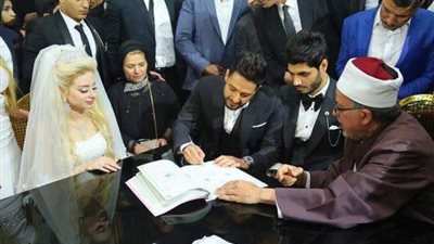 حماقي يوقع على عقد قران لاعب بيراميدز علي جبر وهايدي