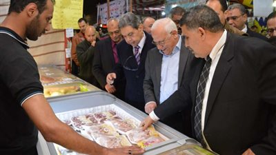 بالصور.. محافظ بورسعيد يفتتح معرض 