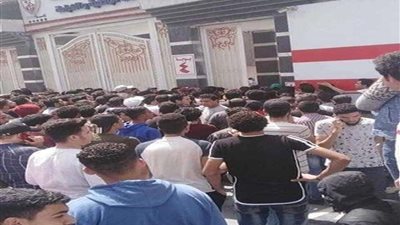 جماهير الزمالك تتوافد أمام بوابة جامعة الدول بسبب تذاكر مباراة 