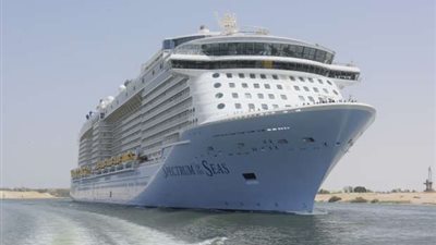 بالصور.. عبور أكبر سفينة ركاب في العالم لقناة السويس