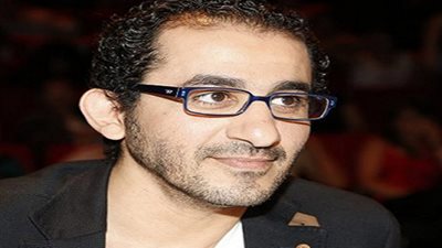 بالصور.. أحمد حلمى يطالب جمهوره بالدعاء لشريف مدكور