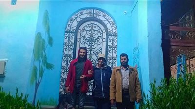 التدخل السريع بالسويس يعيد  مسن  لاسرته بعد عام  فى الشارع