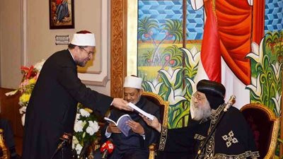 مختار جمعة يهدي البابا تواضروس كتاب 