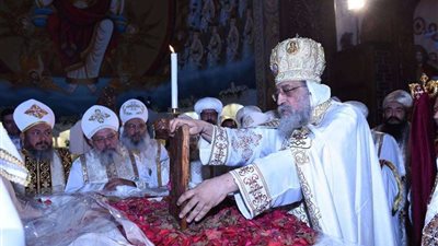 الاحتفال بساحة الكاتدرائية وتوزيع الحلوى.. أبرز مشاهد البابا في عيد القيامة