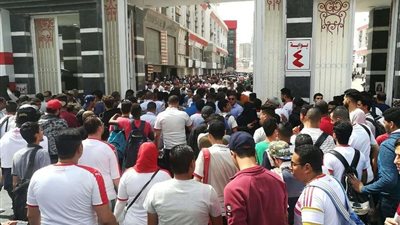 بالصور.. جماهير الزمالك تستقل 