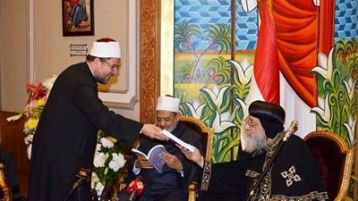 بالصور..وزير الأوقاف يهدي 