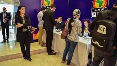 رئيس لجنة المتطوعين تتابع المقابلات الشخصية لمتطوعي كأس الأمم