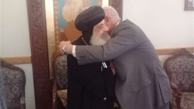 رئيس حي البساتين يهنئ أسقف المعادي بعيد القيامة المجيد