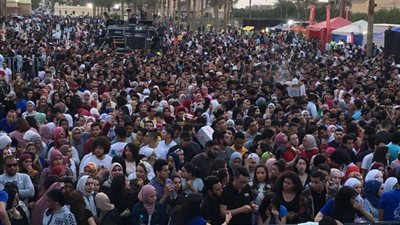 الآلاف من الطلاب في انتظار حفلة عمرو دياب اليوم |صور