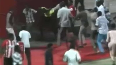 جماهير المريخ السوداني تنهال بالضرب على حكم المباراة