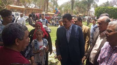 محافظ القليوبية يتفقد حدائق القناطر.. والمواطنون يستقبلونه بالورود