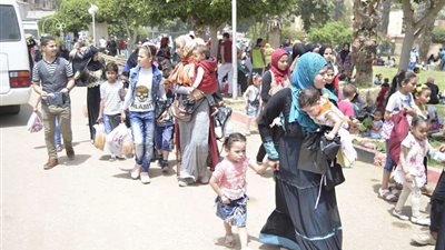 رغم ارتفاع درجات الحرارة.. إقبال كثيف من المواطنين على حديقة الحيوان