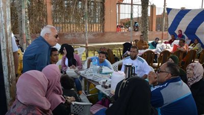 محافظ بورسعيد يلتقي بموظفي الأحياء أثناء احتفالهم بشم النسيم