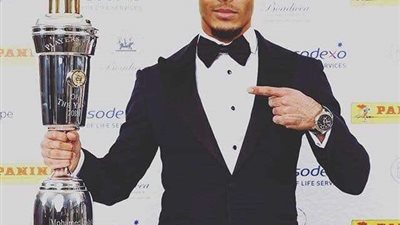 فان دايك يحتفل على طريقته الخاصة بأفضل لاعب بالبريمرليج