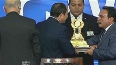 رئيس اتحاد عمال مصر يسلم السيسي درع 