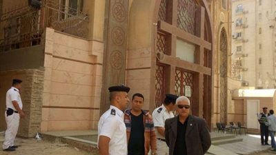 بالصور.. رئيس حي البساتين يتفقد 4 كنائس للتأكد من الحالة الأمنية