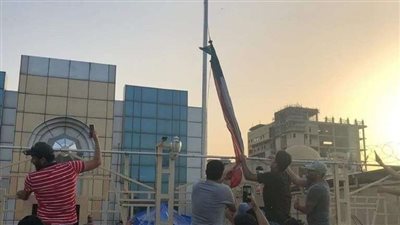 محتجون ينزلون علم الكويت من قنصليتها في البصرة