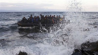 خفر السواحل الليبية يحتجز مهاجرين في عرض المتوسط