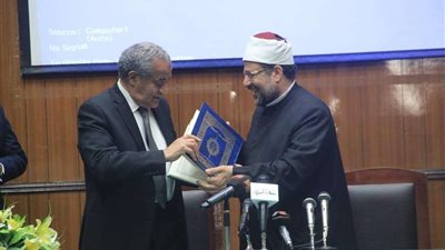وزير الأوقاف يهدي علي مصيلحي مصحفًا بمناسبة قدوم شهر رمضان